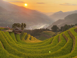山间梯田日落美景