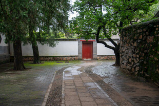 颐和园雨后中式古庭院