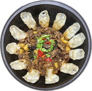 特色地锅鸡贴饼