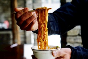 筷子挑起的红油粉条