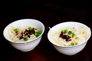 两碗风味面食