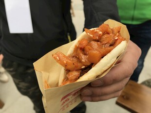 手持美味肉夹馍