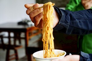 筷子夹起金黄粉丝
