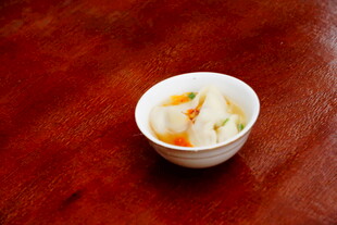 木桌上的一碗家常汤