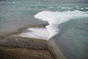 海岸边涌动的浪涛