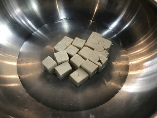 不锈钢容器内的方糖