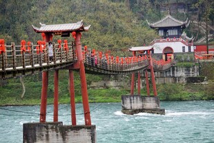 江畔古索桥风光