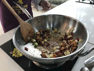 家常铁锅炒菜