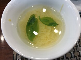 碗中绿茶茶汤特写