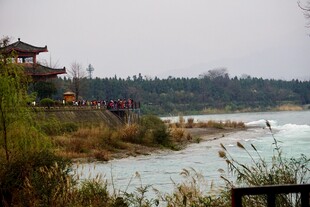 江畔古建水岸风光
