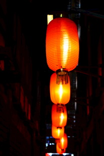 夜间红灯笼串