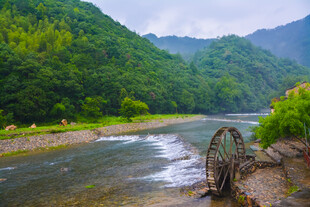 山乡河畔水车风光