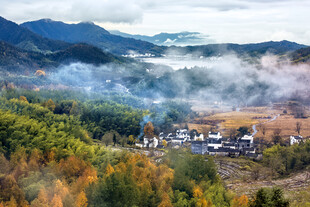山村晨雾秋景