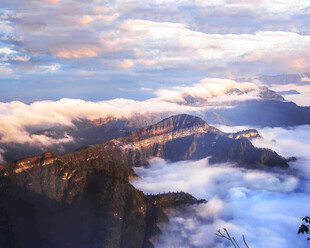 高山云海霞光盛景