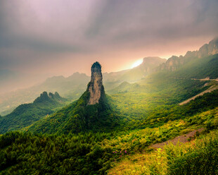 山野奇峰日出盛景