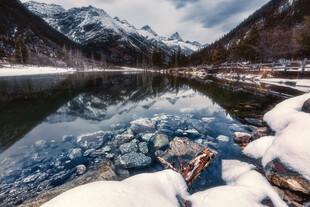 冬日雪山湖泊雪景