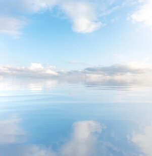 水天相映晴空湖景