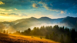 山间晨雾日出美景