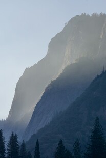 薄雾远山自然风景