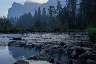 河畔山林自然风景