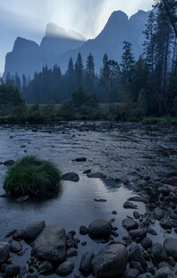 河畔远山自然风光