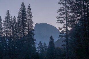 暮色山林岩峰景观