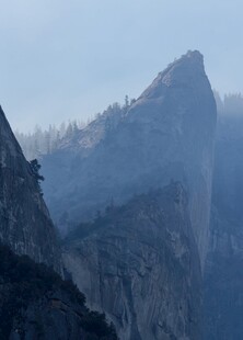 晨雾中的巍峨山峰