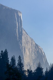 巨岩峭壁山林风光