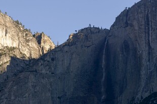 晴日山崖岩壁风光