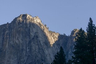 日照山巅自然风光