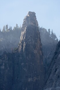 雾绕天然石拱奇峰