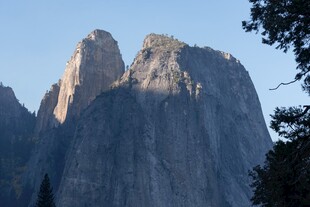 高山巨岩晴日风光