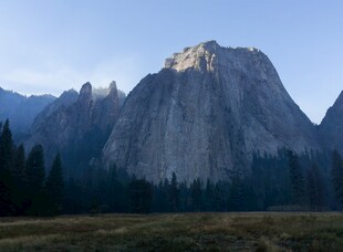 晨光下的巍峨山景