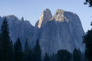晨光映照山巅巨岩