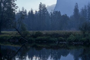 晨雾山林湖景