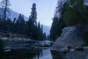 山林河谷静谧晨景