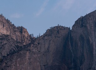 暮色山崖峡谷风光