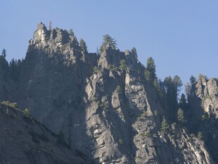 山间天然石拱奇景