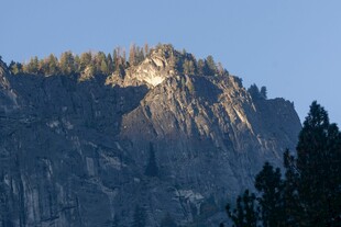晨光下的山巅岩壁
