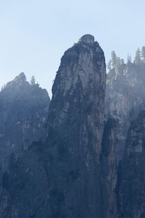 雾绕奇峰山景