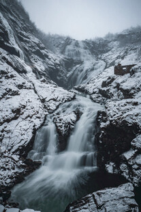 雪山飞瀑自然景观