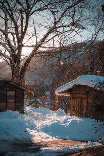 冬日雪后郊野小屋