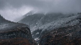 雾中山峦峡谷风光