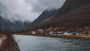 山麓河畔村落风景