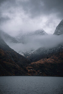 雨雾朦胧山湖风光