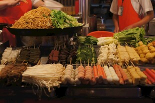 夜市小吃摊食材陈列