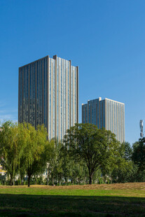 城市绿地旁的高层楼宇