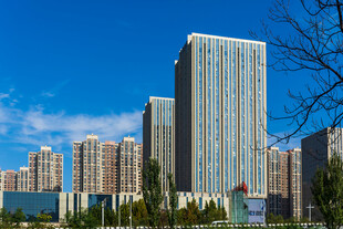 蓝天映衬城市高楼群