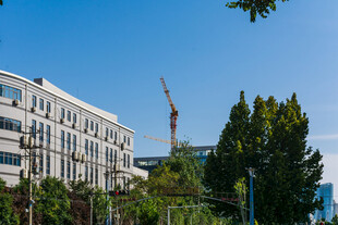 晴朗城市建筑风光