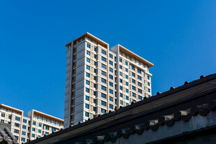 晴空下的高层住宅楼
